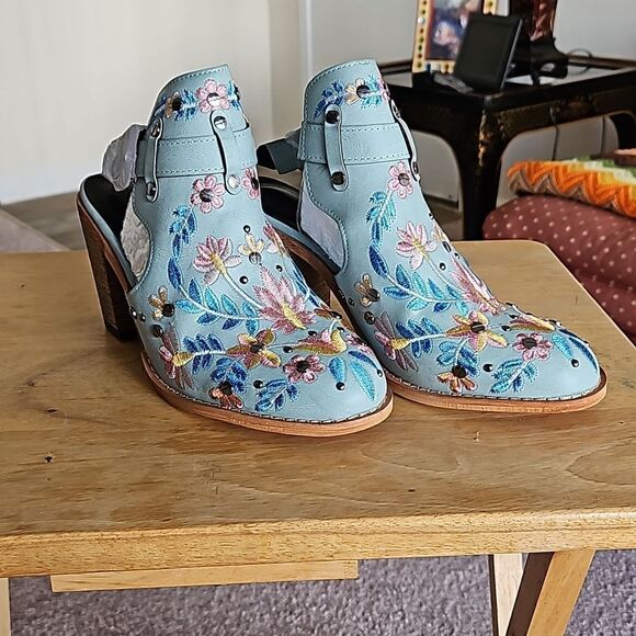 NWOT  Women's embroidered and studded light blue slingback heels. - Picture 3 of 8